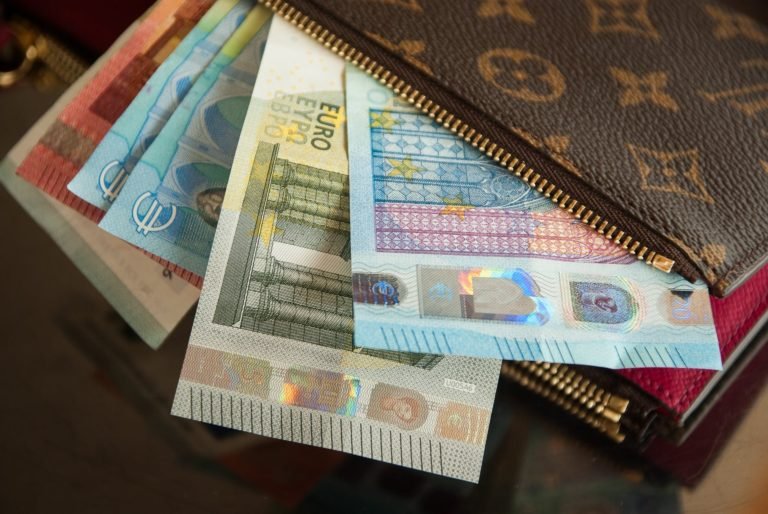 How to consolidate your debts at a minimal rate of interest?