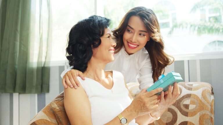 TEN GIFTS FOR YOUR MOTHER THAT SHE WILL APPRECIATE